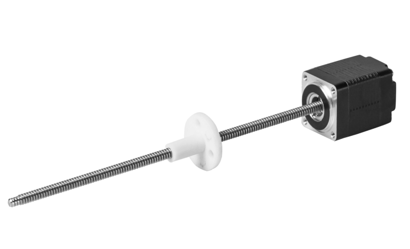 Ein Schrittmotor mit angebrachter Gewindespindel und einer weißen Kunststoffmutter auf weißem Hintergrund.