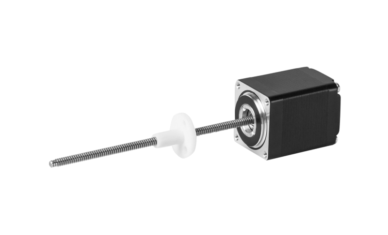 Ein Schrittmotor mit angebrachter Gewindespindel und einer weißen Kunststoffmutter auf weißem Hintergrund.