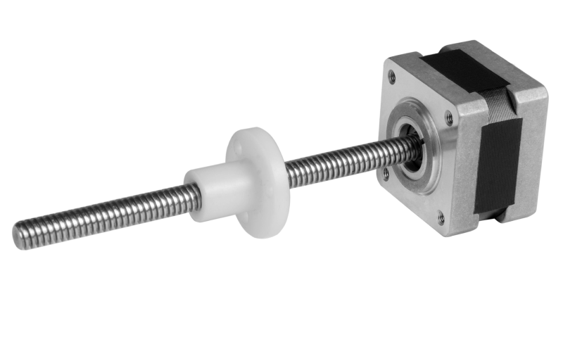 Ein Schrittmotor mit angebrachter Gewindespindel und einer weißen Kunststoffmutter auf weißem Hintergrund.